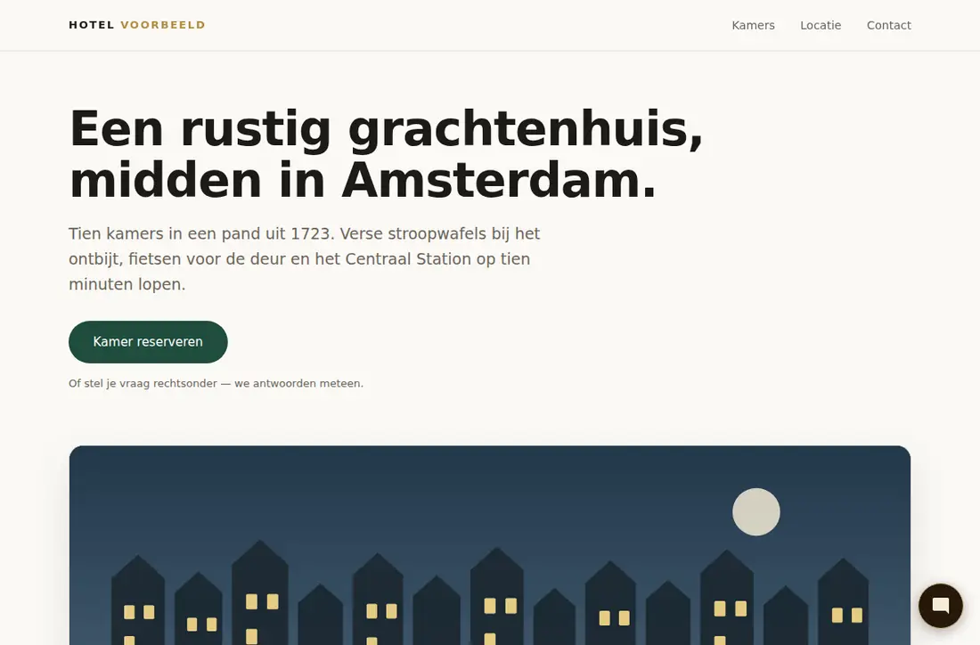 De homepage van Hotel Voorbeeld: de kop 'Een rustig grachtenhuis, midden in Amsterdam', een korte introductie, de knop 'Kamer reserveren' en daaronder een illustratie van de gracht bij avond.