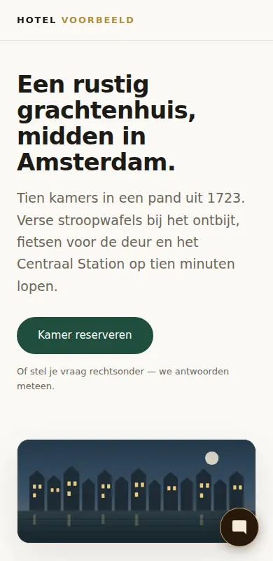 Dezelfde site op een telefoonscherm: de kop over vier regels, de knop 'Kamer reserveren', en rechtsonder de knop van het reserveergesprek.